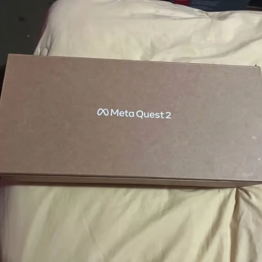 Quest 2 VR Headset with Controllers - White